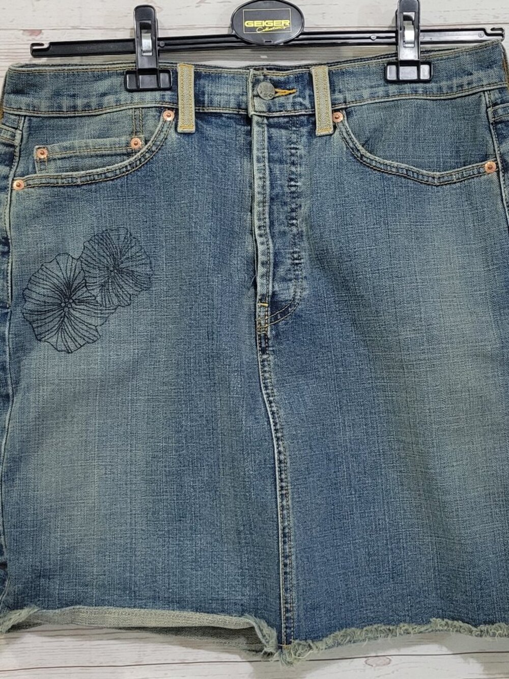 Levis Button Fly Denim Skirt Womens 10 Floral Embroidered Vintage Y2K Distressed